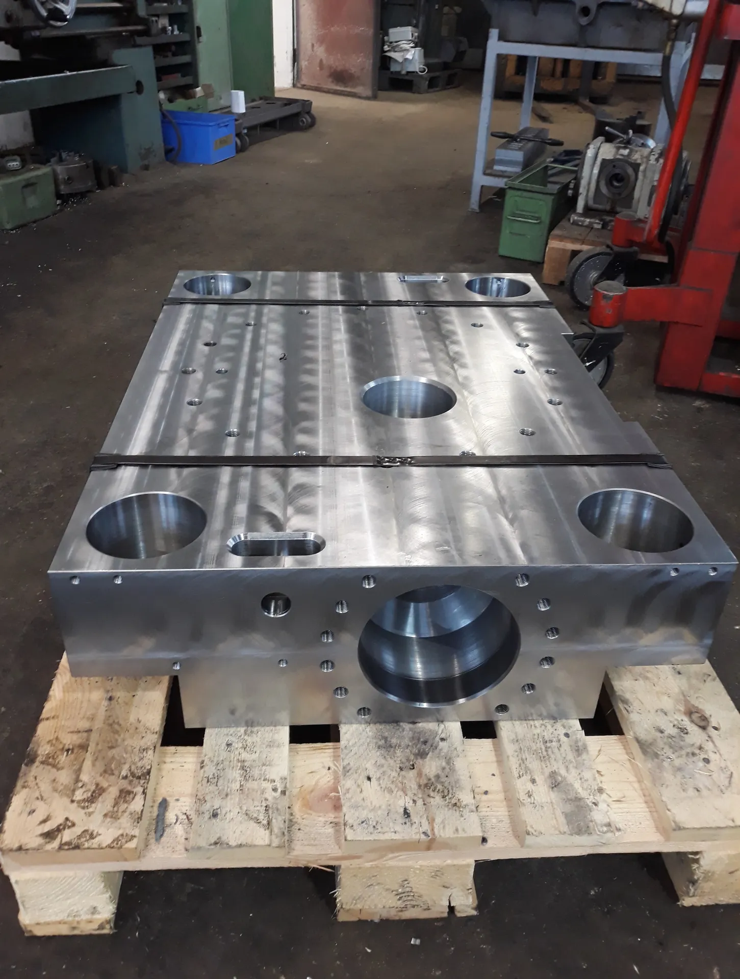 Plate for a pressing device